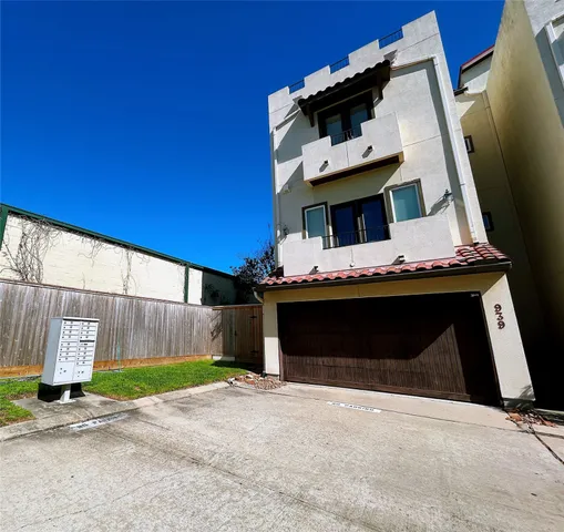 $4,200 | 939 Queen Annes Road, Houston, TX 77024