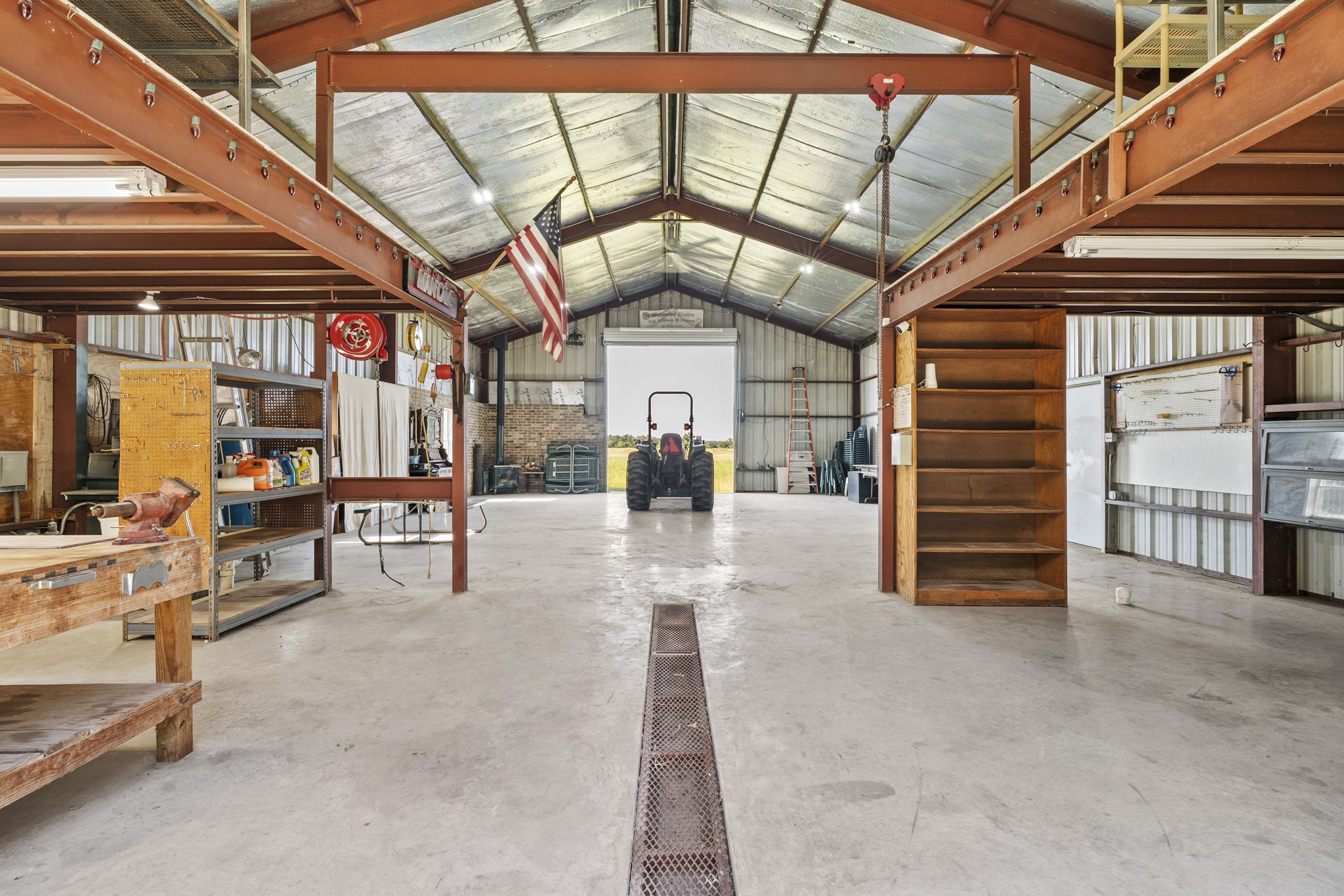 1427 River Ridge Ranch Road Killeen, TX 76549 - Photo 27 of 40 Ample space for entertainment, hobbies or storage with a robust concrete floor and versatile overhead hoist.