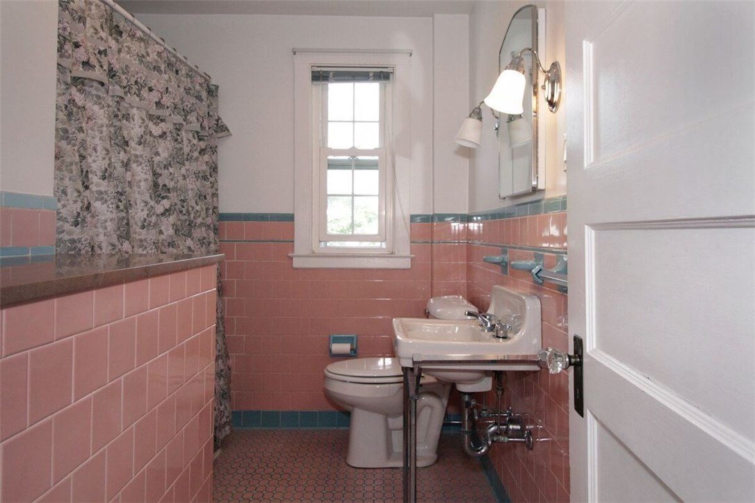 53 Old Fort Road Newport, RI 02840 - Photo 12 of 40 Cool Retro Bathroom