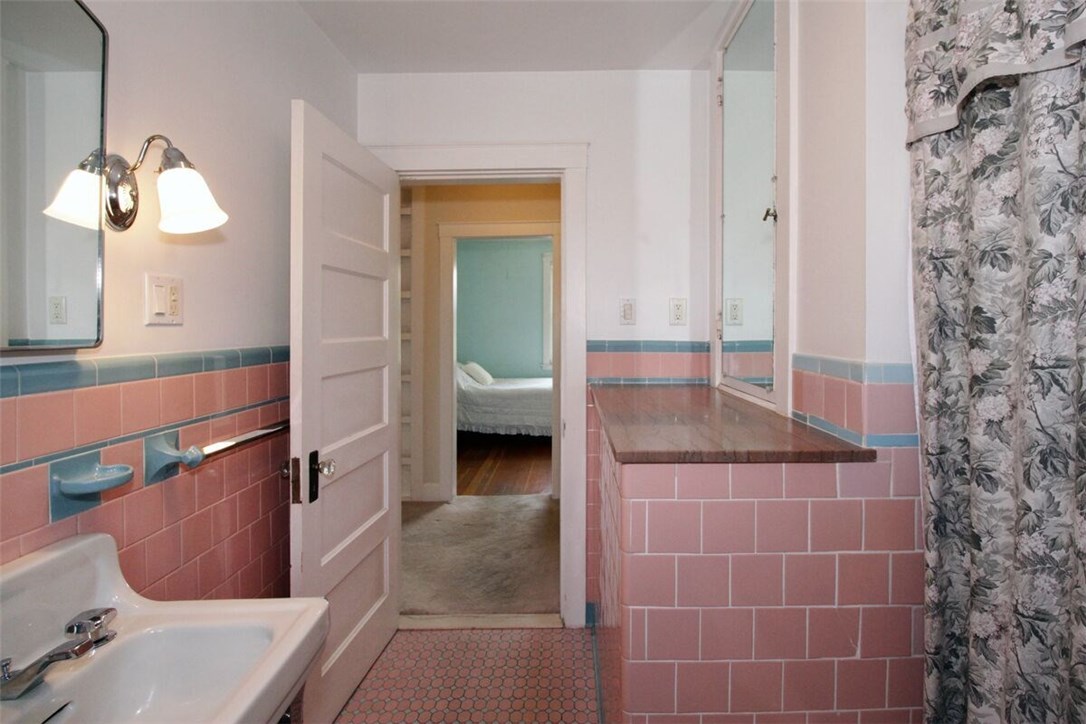 53 Old Fort Road Newport, RI 02840 - Photo 13 of 40 Deep Linen Closet