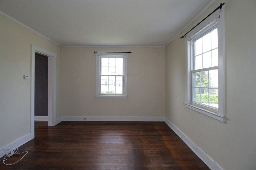 53 Old Fort Road Newport, RI 02840 - Photo 29 of 40 Living Room with great natural sunlight.