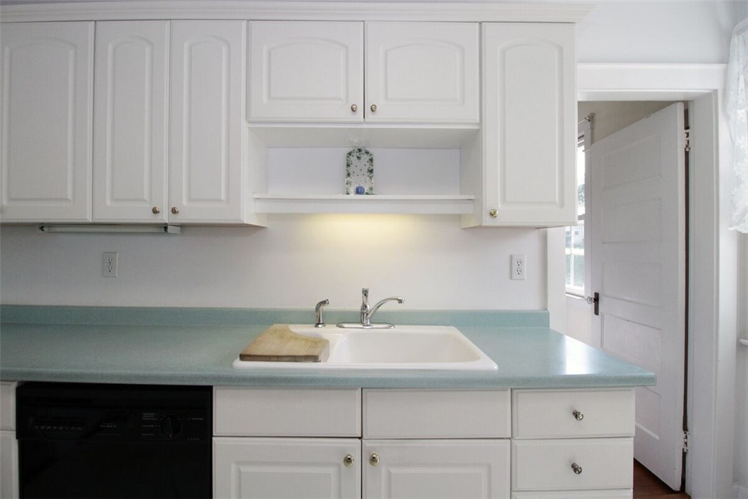 53 Old Fort Road Newport, RI 02840 - Photo 6 of 40 Nice & Bright Kitchen