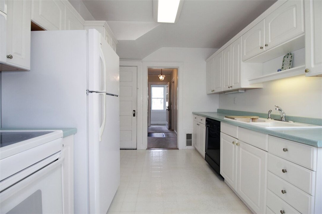 53 Old Fort Road Newport, RI 02840 - Photo 7 of 40 Spacious Kitchen