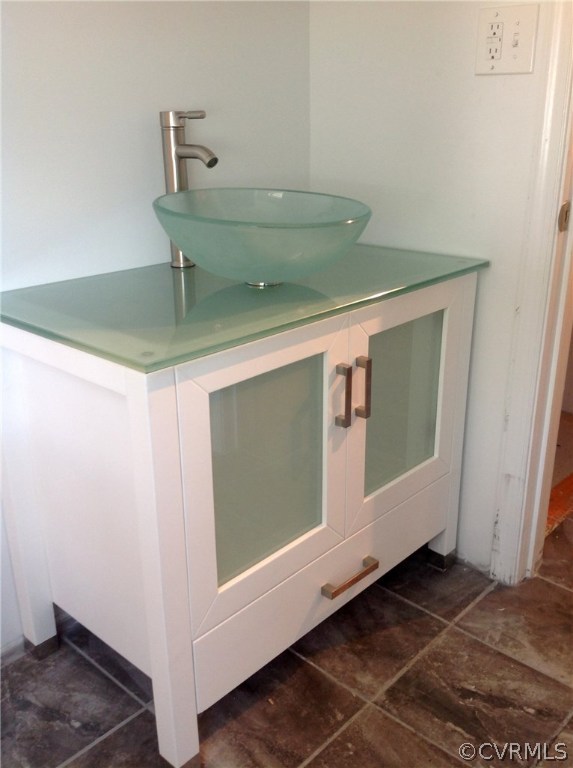 4563 New Line Road Gum Spring, VA 23065 - Photo 5 of 11 a bathroom with a sink and mirror