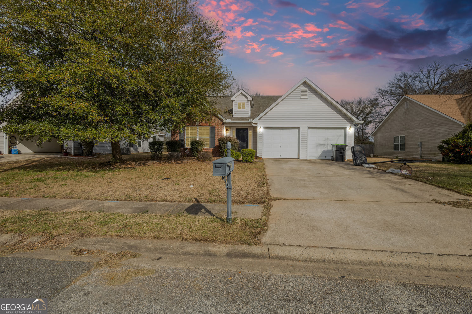 a view of a house with a yard