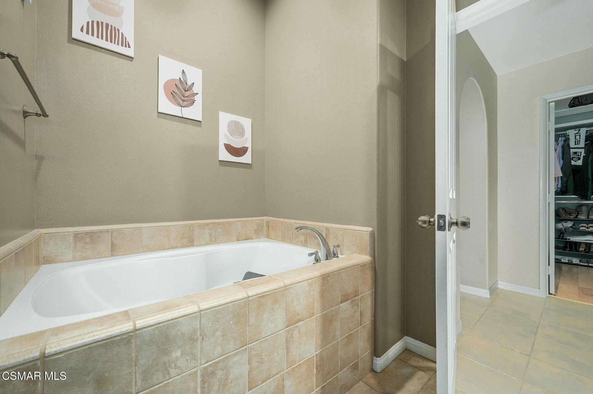 4121 Paredo Way, Unit D Simi Valley, CA 93063 - Photo 17 of 29 a bathroom with a bathtub