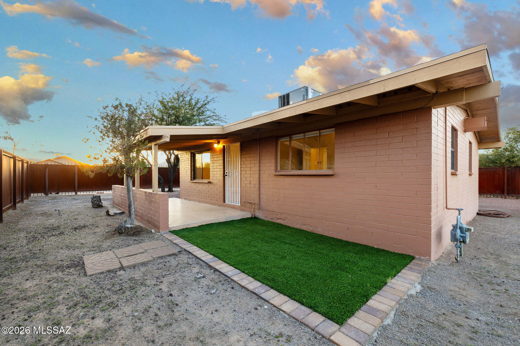 702 North Silverbell Road Tucson, AZ 85745 - Photo 2 of 23