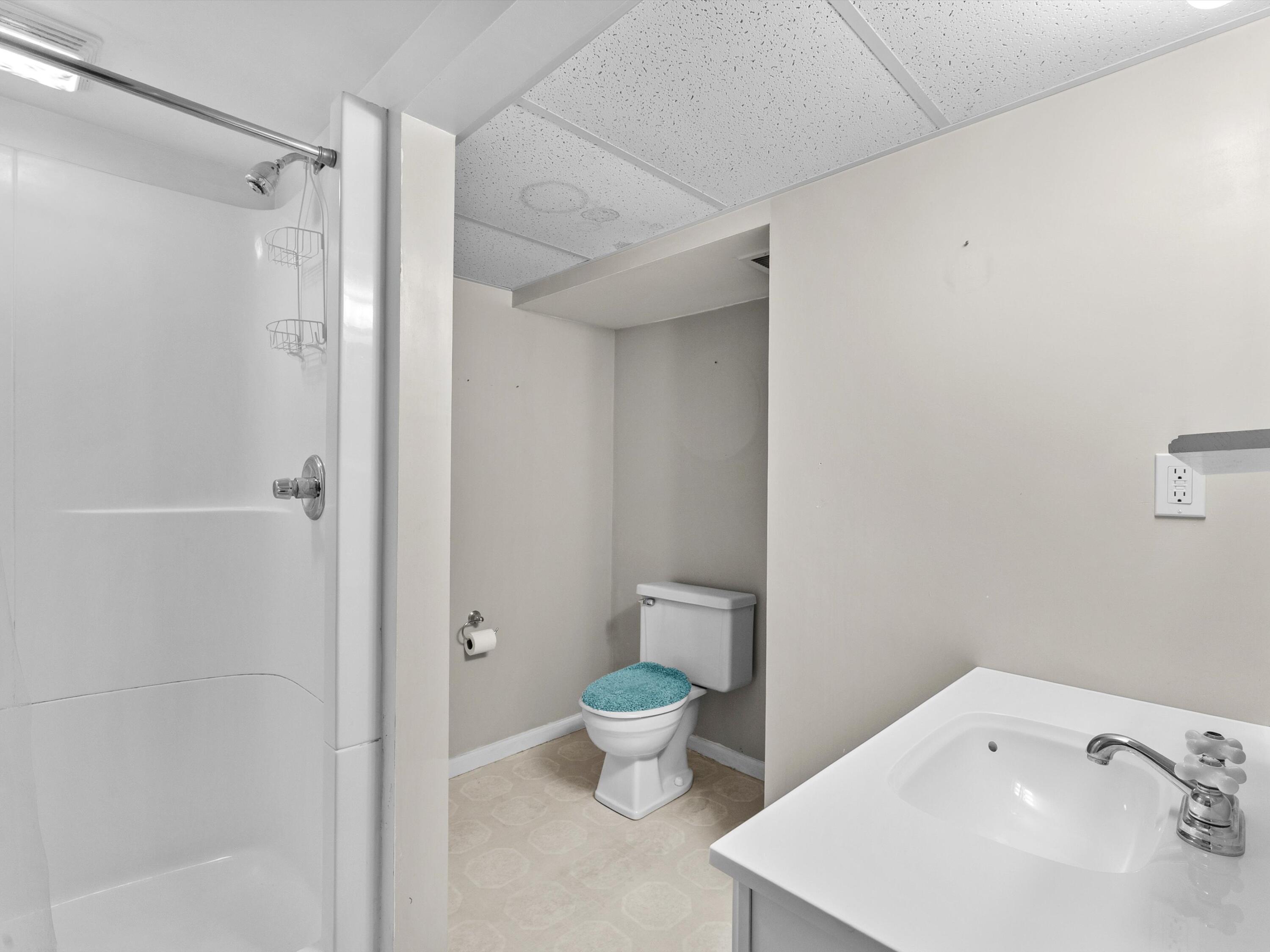 2136 Richmond Avenue Manitowoc, WI 54220 - Photo 14 of 31 With Walk in Shower