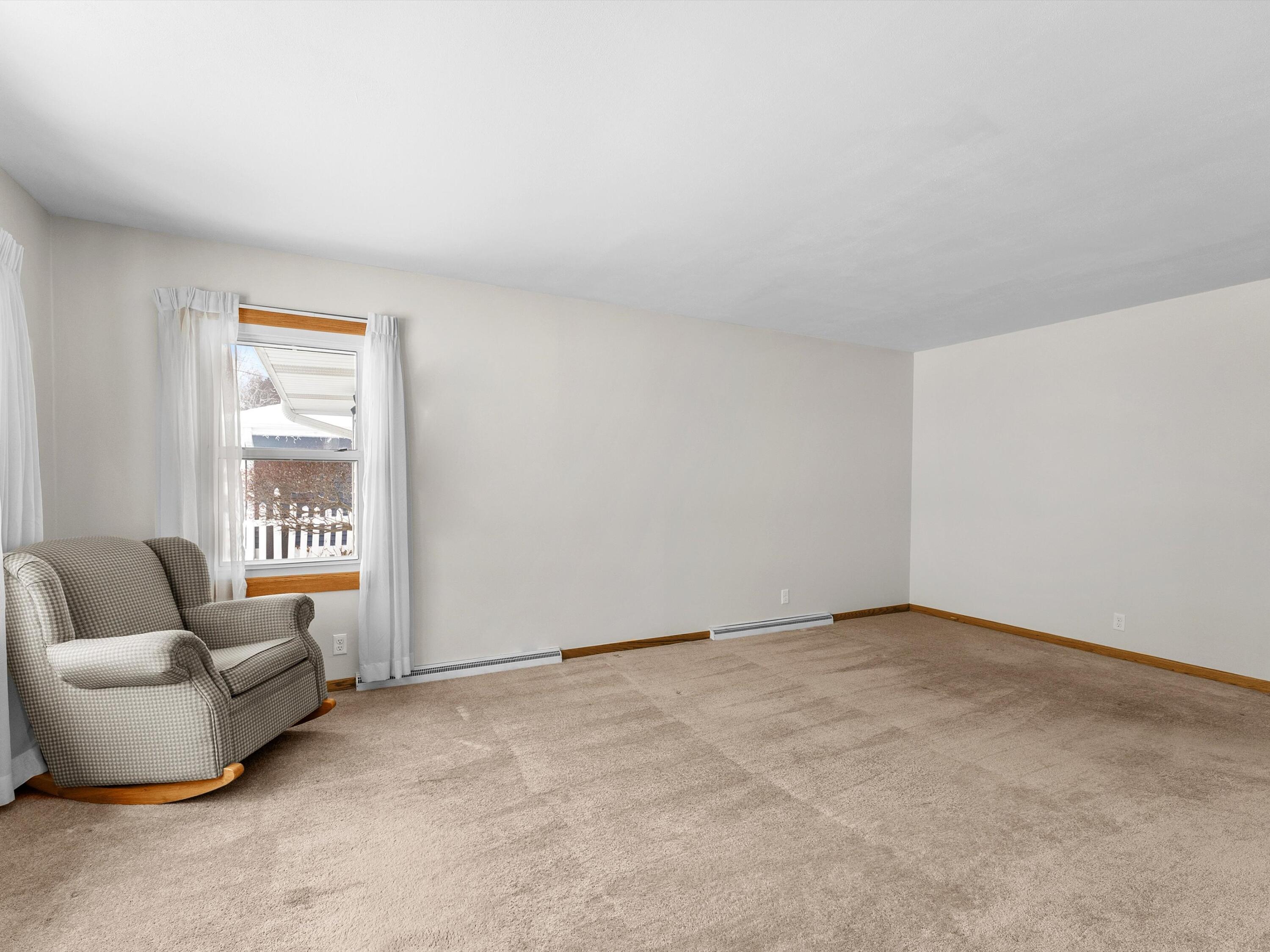 2136 Richmond Avenue Manitowoc, WI 54220 - Photo 23 of 31 Front Living Room