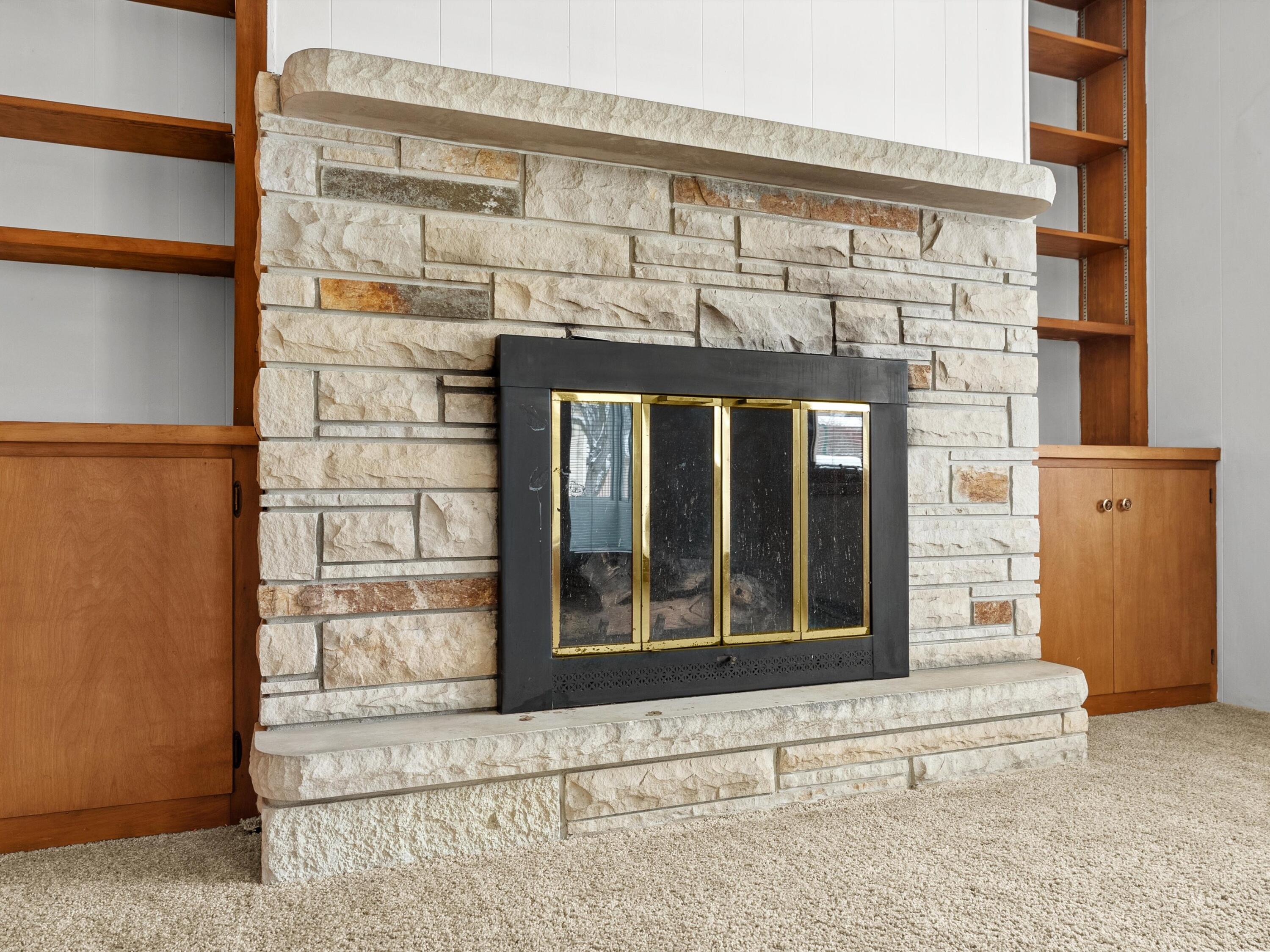 2136 Richmond Avenue Manitowoc, WI 54220 - Photo 27 of 31 Natural Fireplace