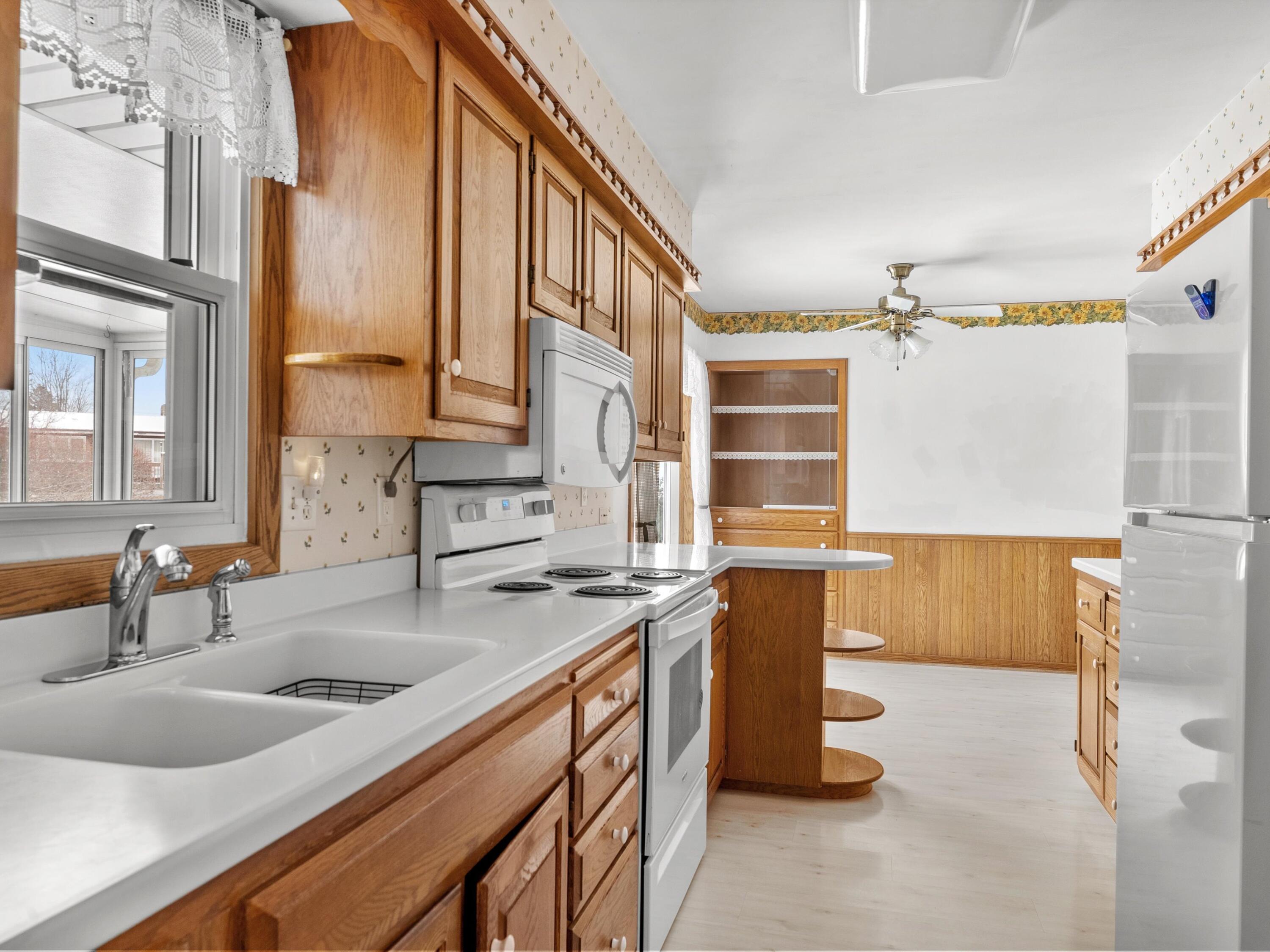 2136 Richmond Avenue Manitowoc, WI 54220 - Photo 5 of 31 Fridge, stove, microwave included