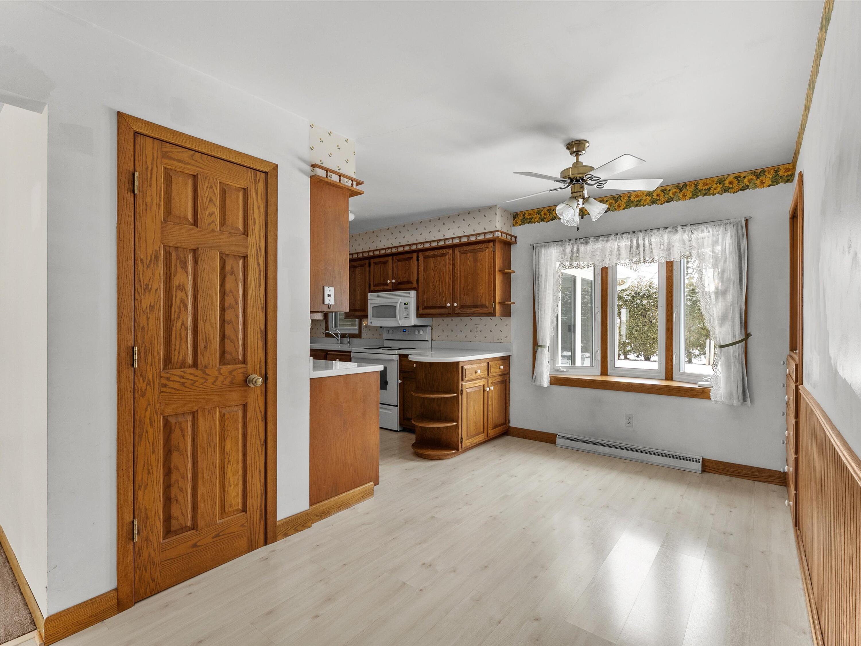 2136 Richmond Avenue Manitowoc, WI 54220 - Photo 6 of 31 Dining Area with Big Bay Window