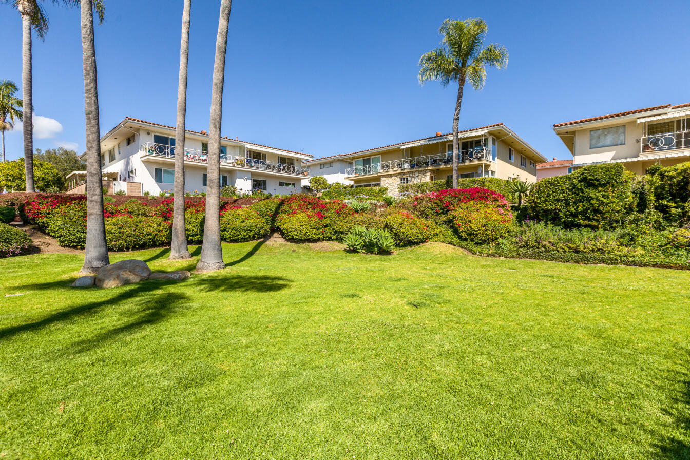 2645 State Street, Unit 2 Santa Barbara, CA 93105 - Photo 23 of 36 Gorgeous Lawn for all to use