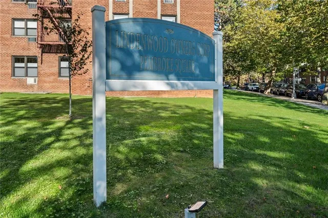 a view of a back yard