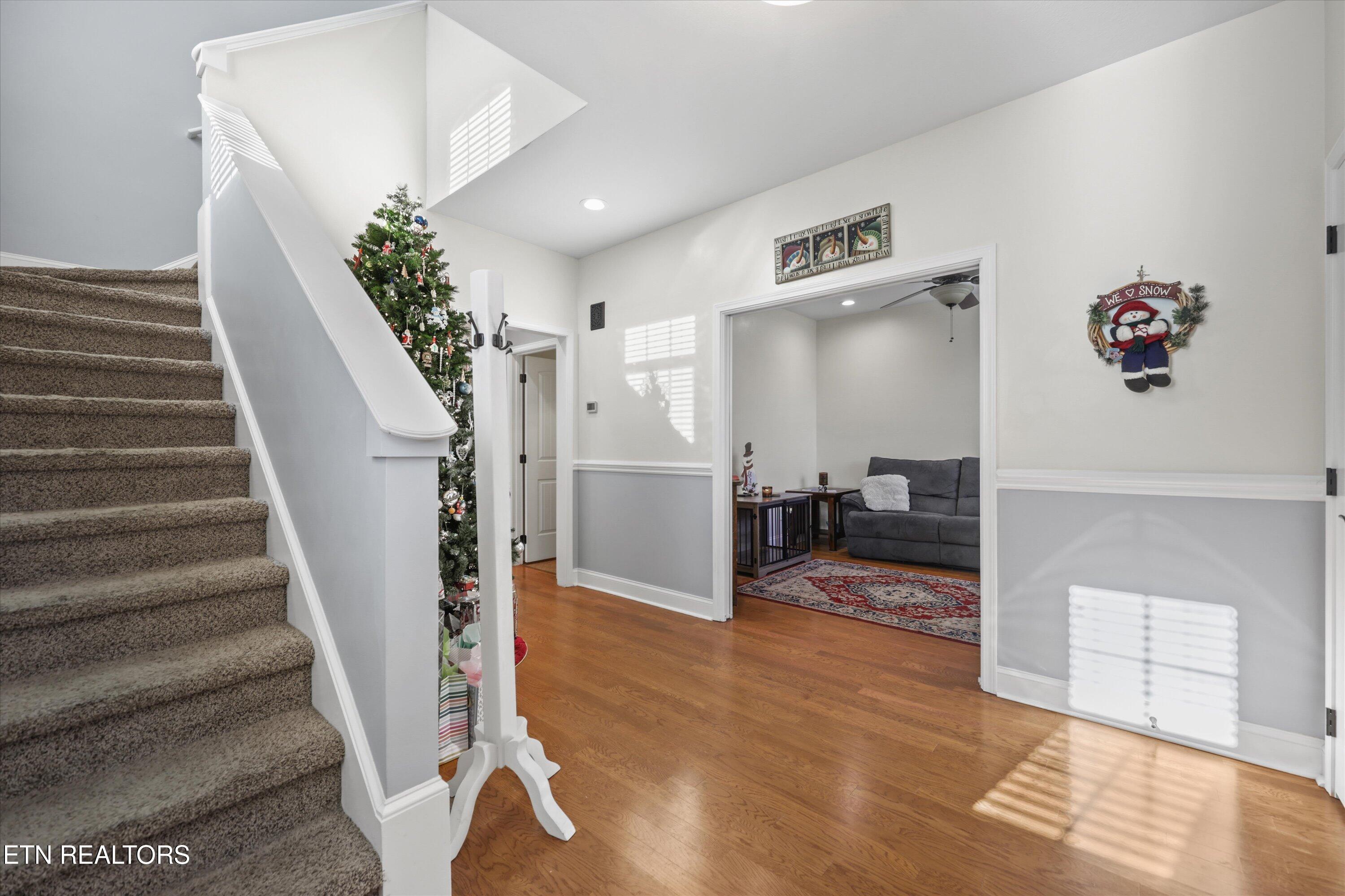 104 Crystal Cove Lane Oak Ridge, TN 37830 - Photo 3 of 36 front foyer