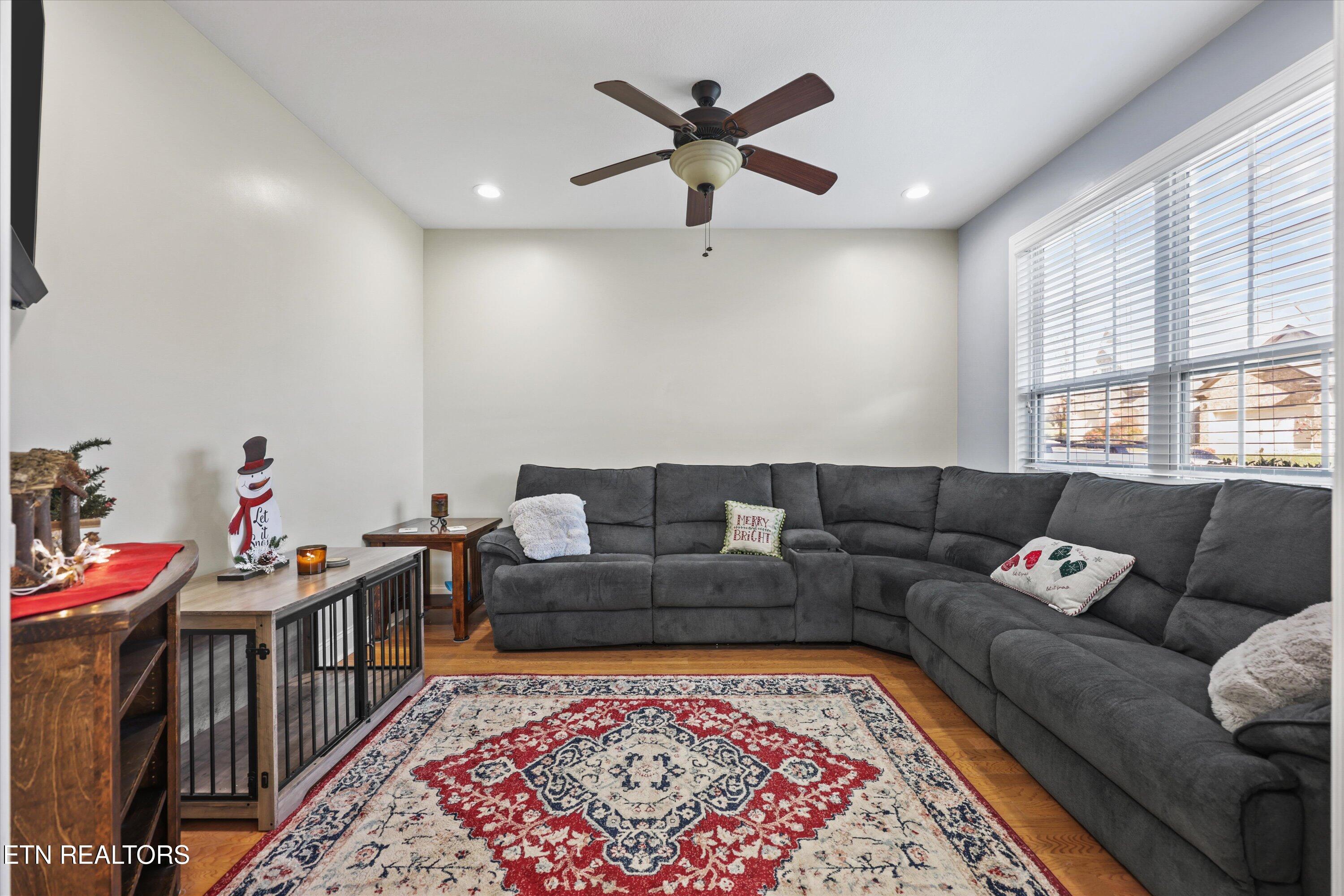 104 Crystal Cove Lane Oak Ridge, TN 37830 - Photo 4 of 36 living room