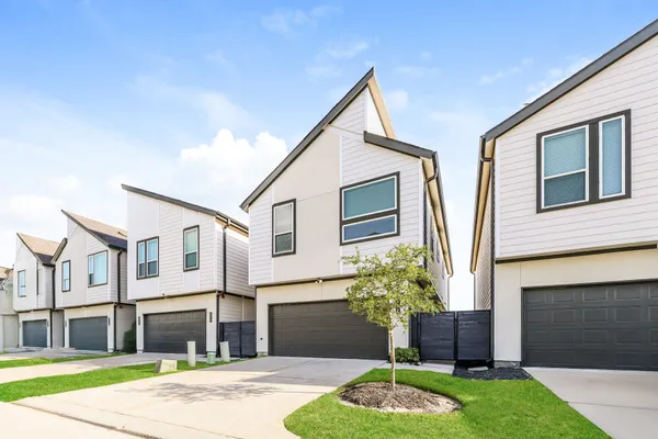 $2,025 | 357 North Centro Circle, Shenandoah, TX 77385