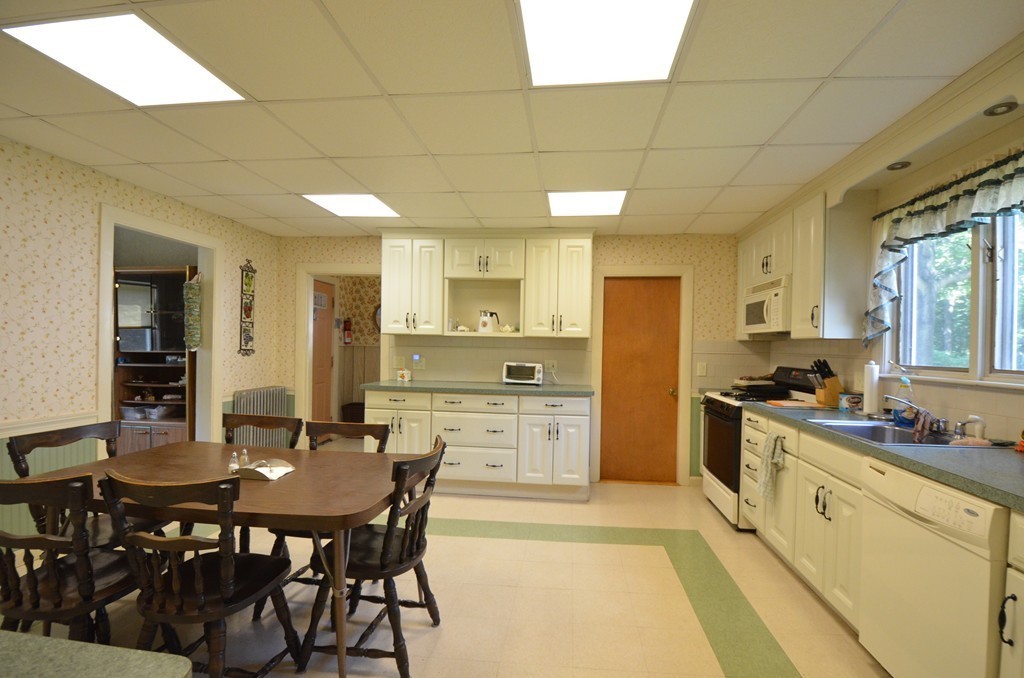 41 Arlington Road Woburn, MA 01801 - Photo 6 of 21 Gallery Image 6