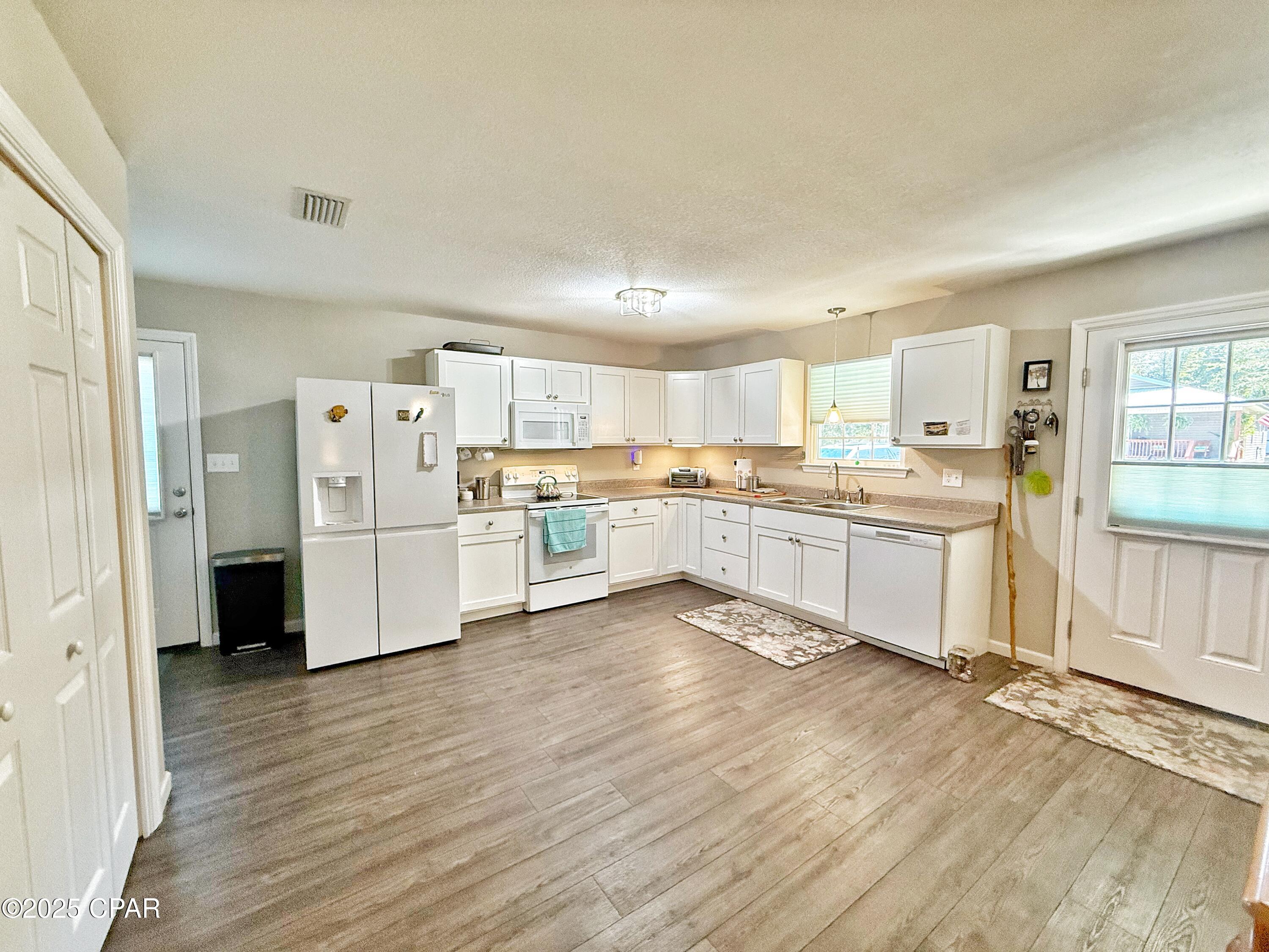 6589 Grande Oak Loop Grand Ridge, FL 32442 - Photo 5 of 36