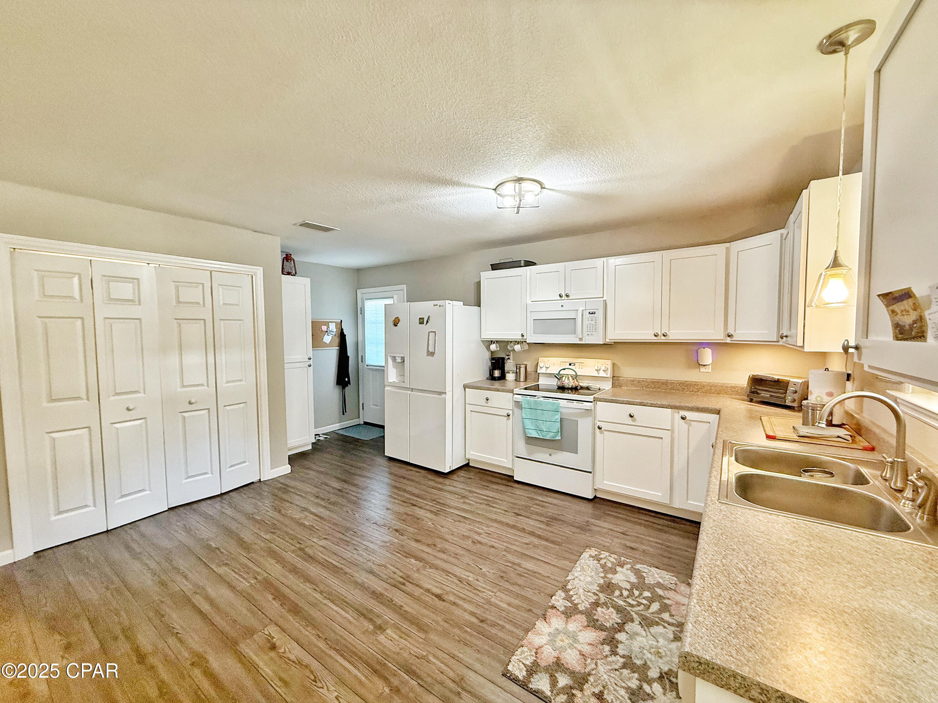 6589 Grande Oak Loop Grand Ridge, FL 32442 - Photo 10 of 36