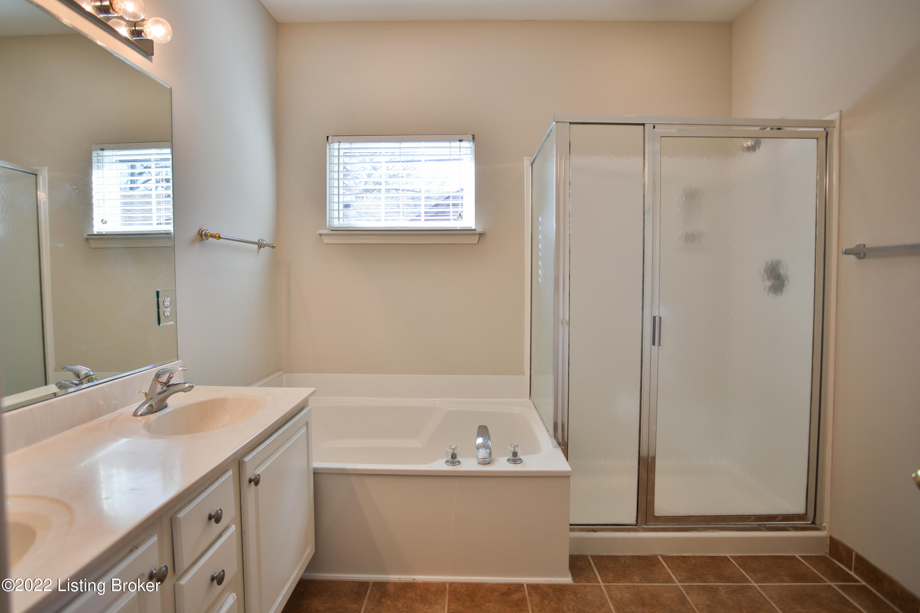 10417 Edgewater Road Louisville, KY 40223 - Photo 21 of 38 edgeprimarybath2