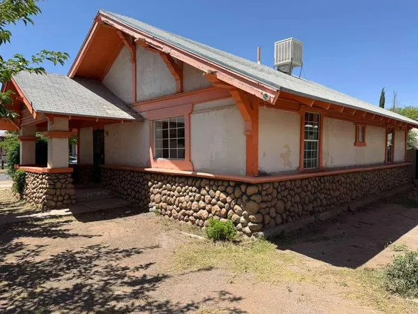 $800 | 902 East 13th Street, Douglas, AZ 85607