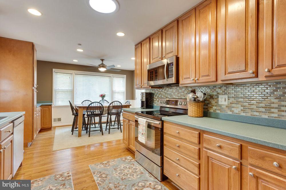 6734 Huntsman Boulevard Springfield, VA 22152 - Photo 5 of 24 Kitchen