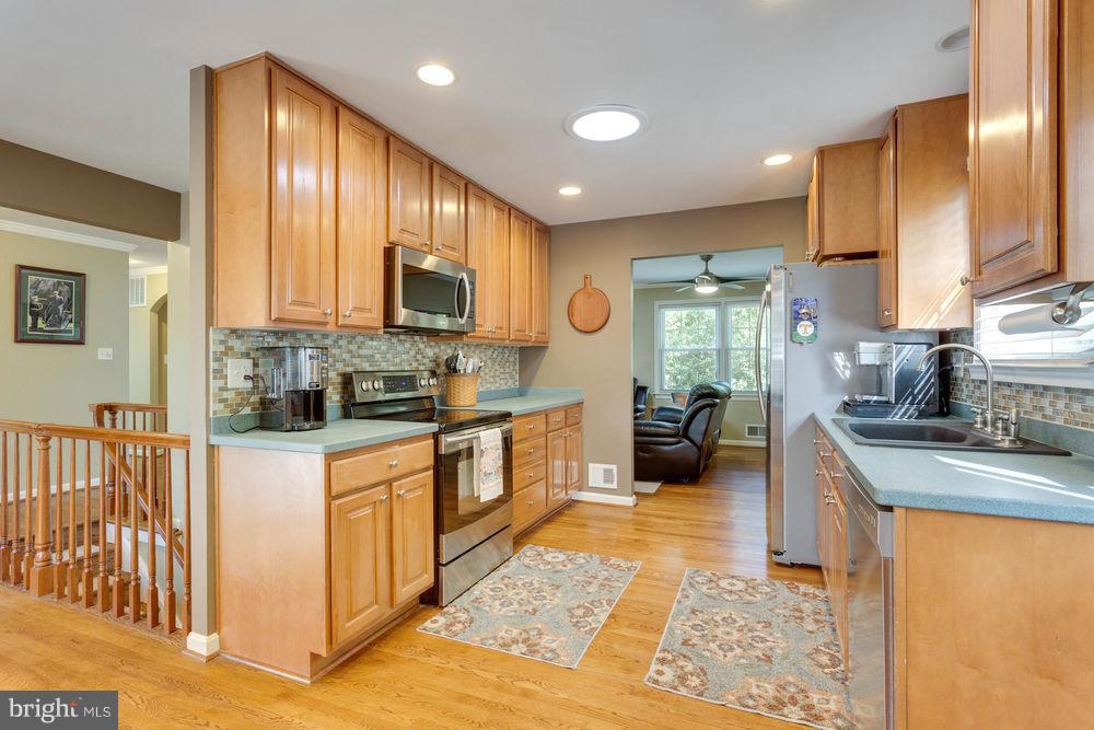 6734 Huntsman Boulevard Springfield, VA 22152 - Photo 6 of 24 Kitchen