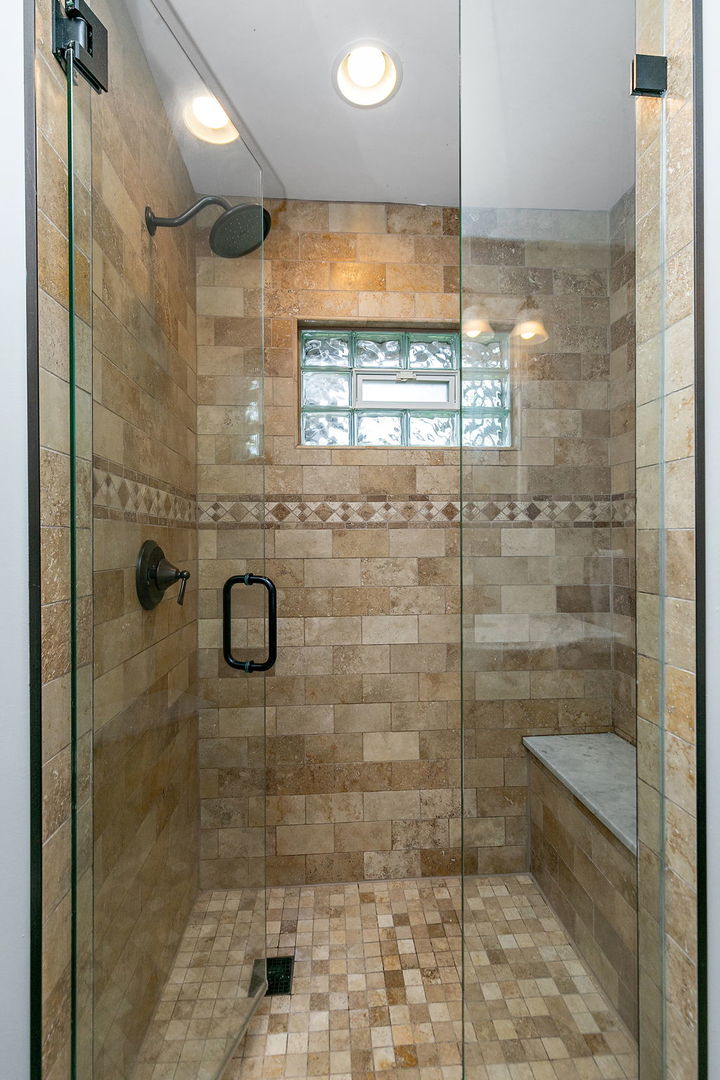 710 Olive Street Hoffman Estates, IL 60169 - Photo 15 of 30 a bathroom with a shower