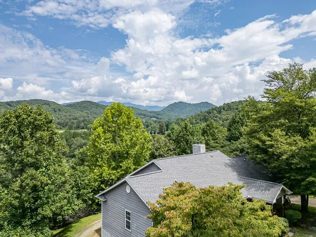 $425,000 | 208 Oak Forest Circle, Hayesville, NC 28904