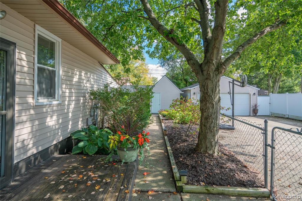 2447 Eastern Avenue Rochester Hills, MI 48307 - Photo 5 of 41