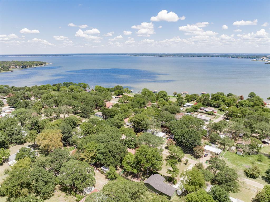 304 Pine Street Seven Points, TX 75143 - Photo 37 of 38 a view of a yard and an ocean