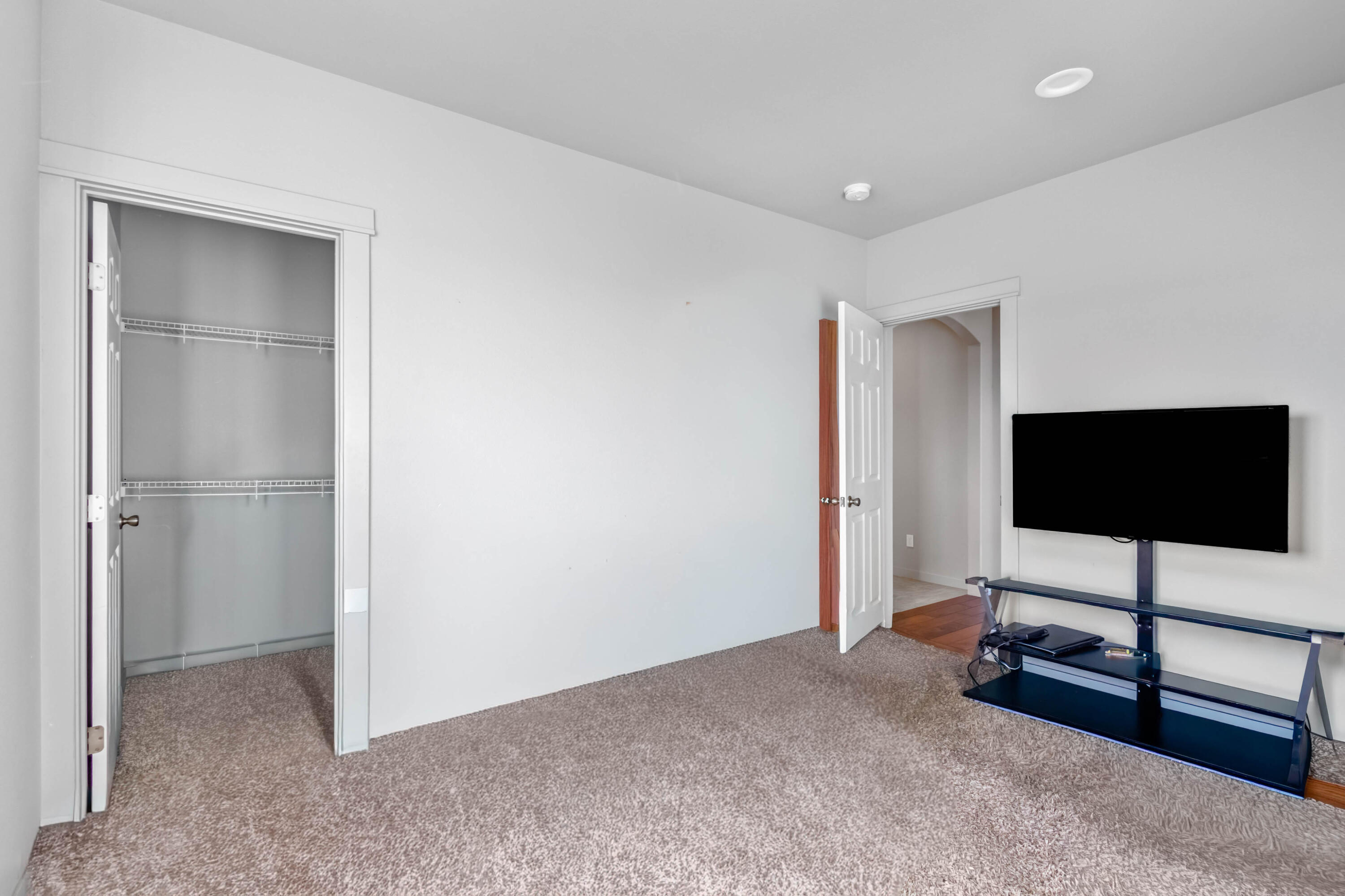 539 Leisek Way Madras, OR 97741 - Photo 20 of 35 a view of a livingroom with entryway and a flat screen tv