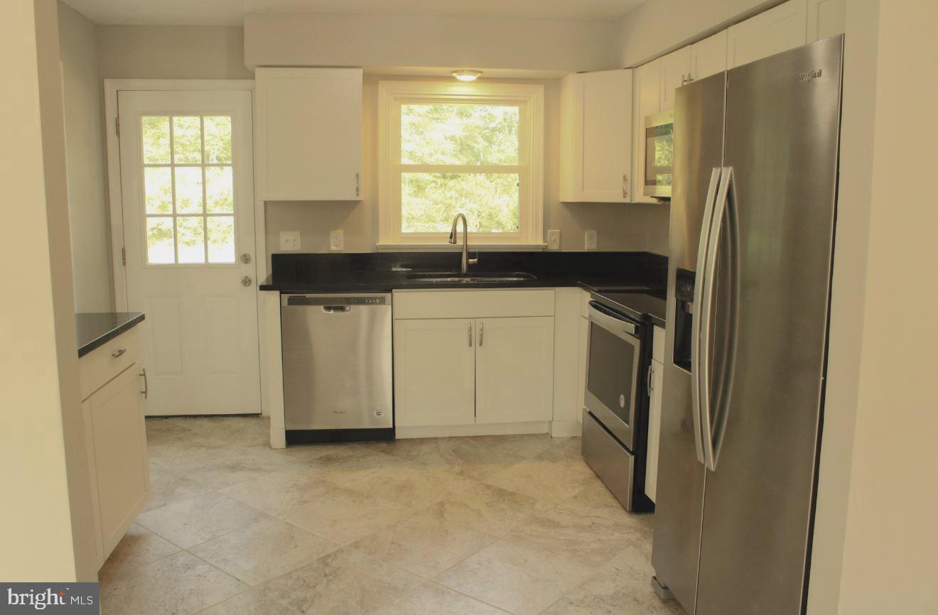 25073 Oxford Road Ruther Glen, VA 22546 - Photo 11 of 37 a kitchen with stainless steel appliances granite countertop a refrigerator and a sink