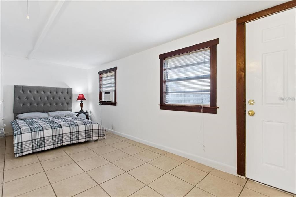 904 Lakeview Road, Unit B Clearwater, FL 33756 - Photo 13 of 19 a living room with furniture