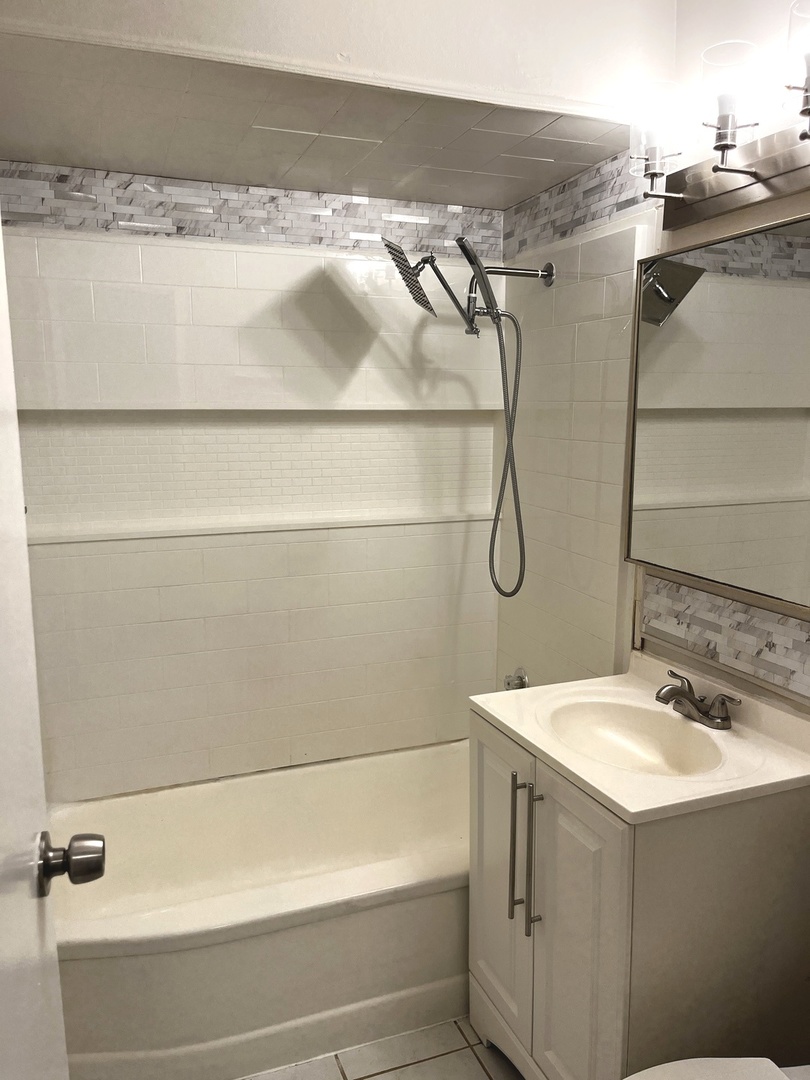 22 Apple Lane Park Forest, IL 60466 - Photo 11 of 13 a bathroom with a sink and a bath tub