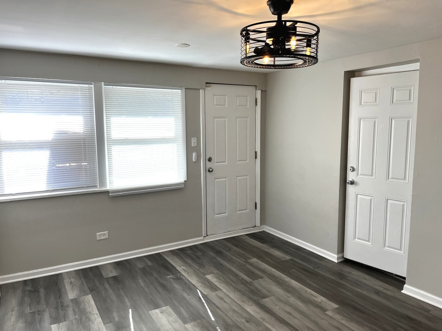 22 Apple Lane Park Forest, IL 60466 - Photo 10 of 13 a view of a livingroom with wooden floor and window