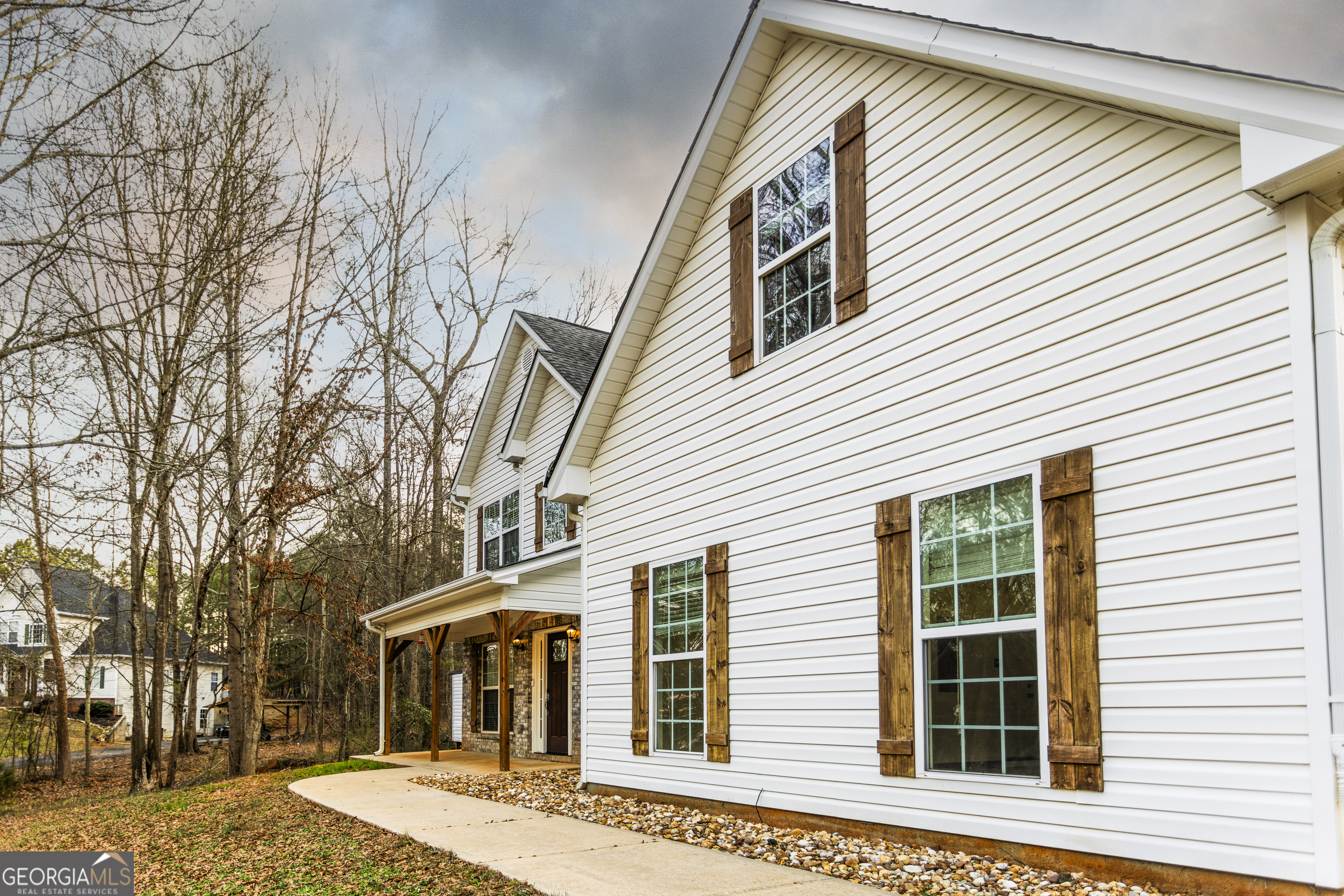 931 Bethany Road Covington, GA 30016 - Photo 3 of 83 a front view of a house with a garden
