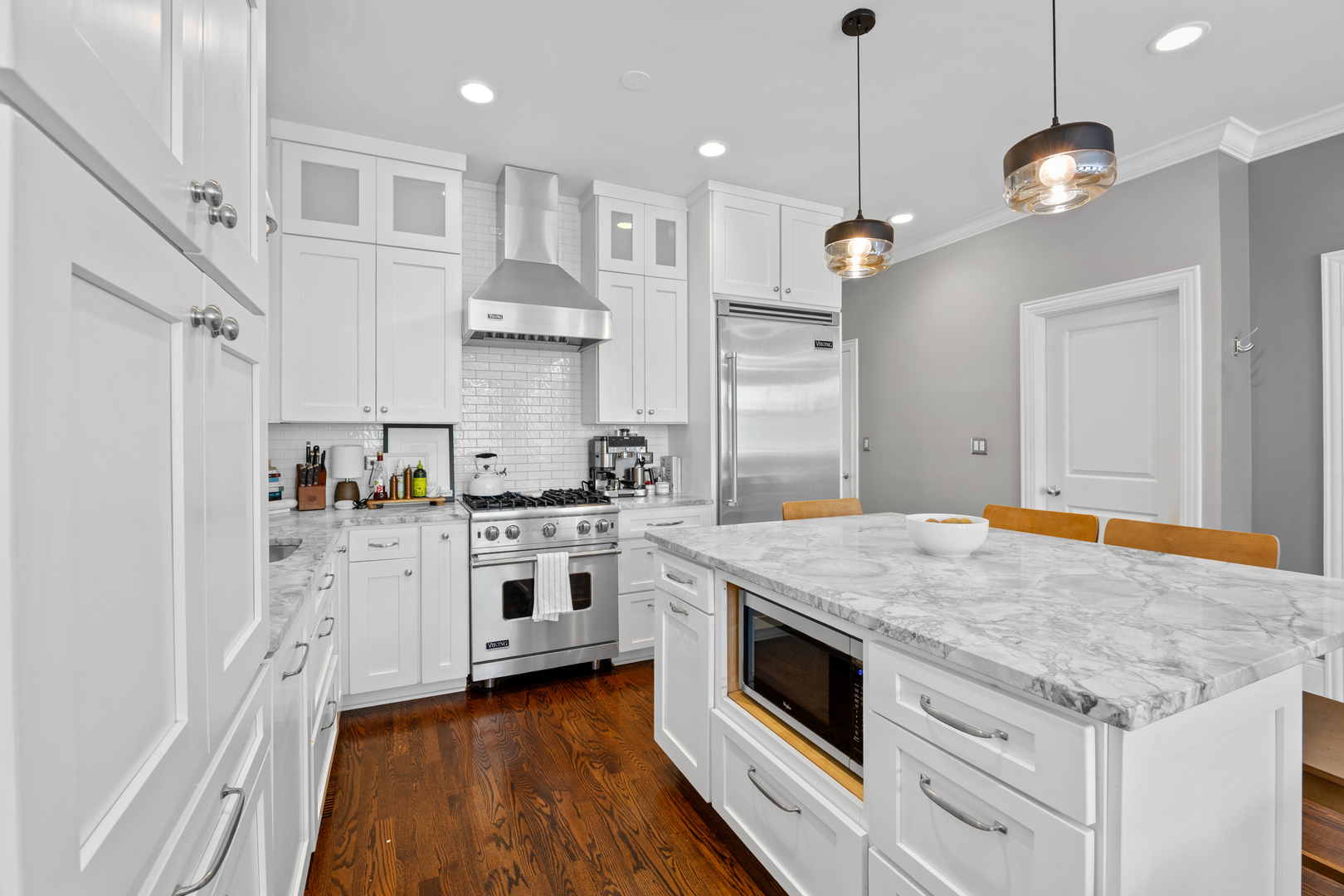 860 West Buckingham Place, Unit 2W Chicago, IL 60657 - Photo 4 of 27