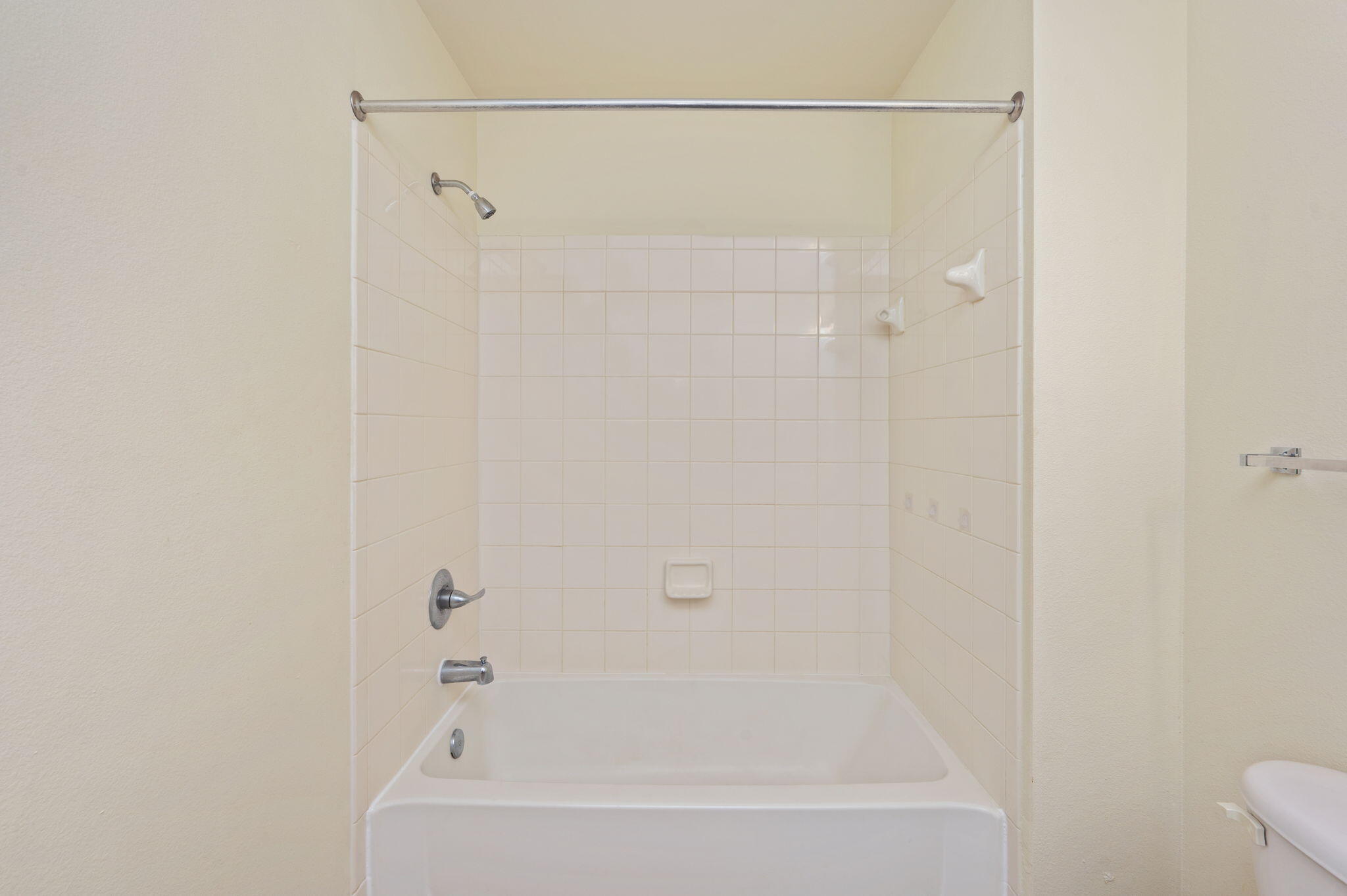 535 Wingspan Way Crestview, FL 32536 - Photo 22 of 26 a bathroom with a bathtub