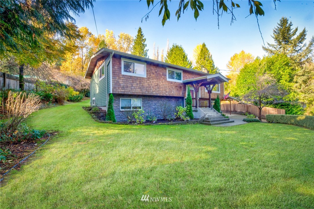a view of a house with a yard