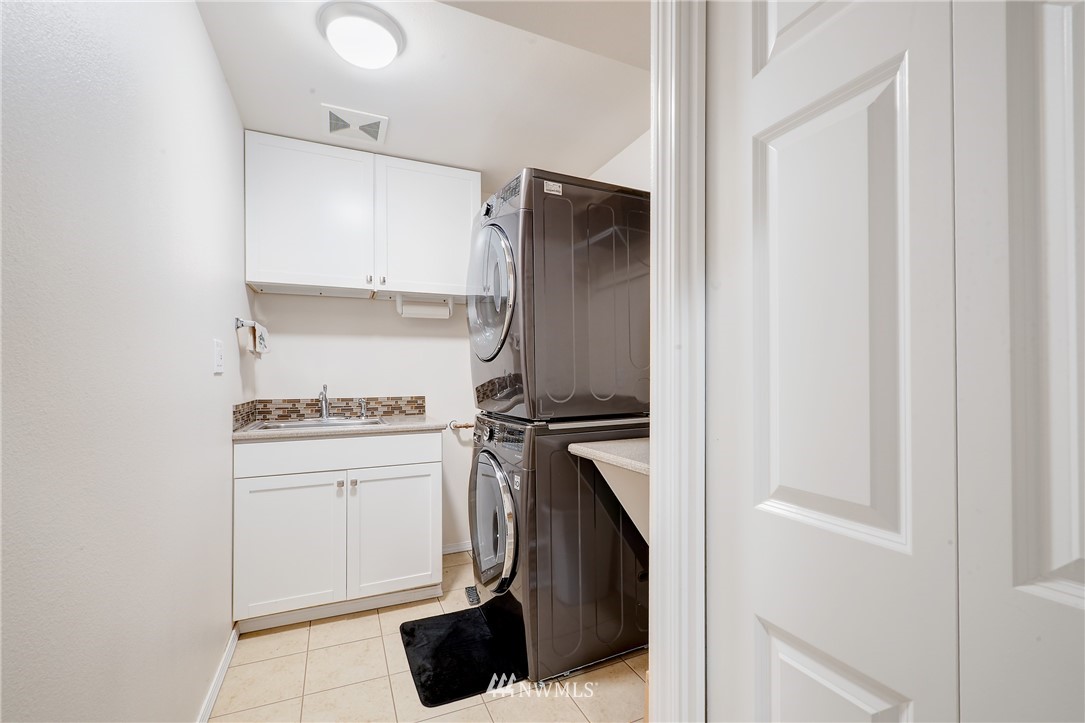 13621 196th Avenue Southeast Renton, WA 98059 - Photo 23 of 31 a kitchen with stainless steel appliances a refrigerator and a stove top oven
