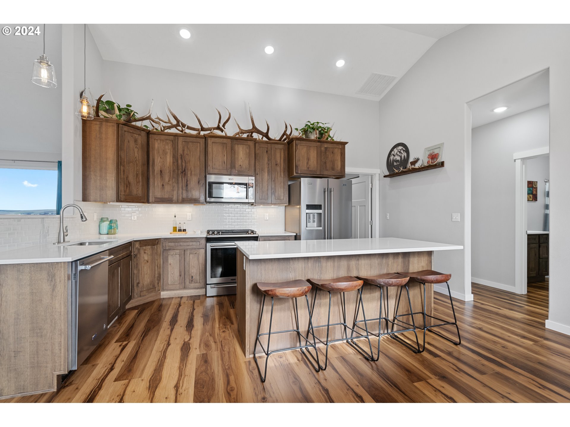 514 Southwest Tahoe Avenue Pendleton, OR 97801 - Photo 11 of 37 a open kitchen with a table and chairs in it