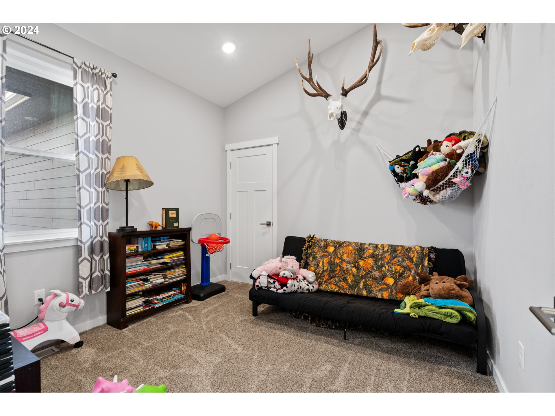 514 Southwest Tahoe Avenue Pendleton, OR 97801 - Photo 20 of 37 a bedroom with furniture and a couch