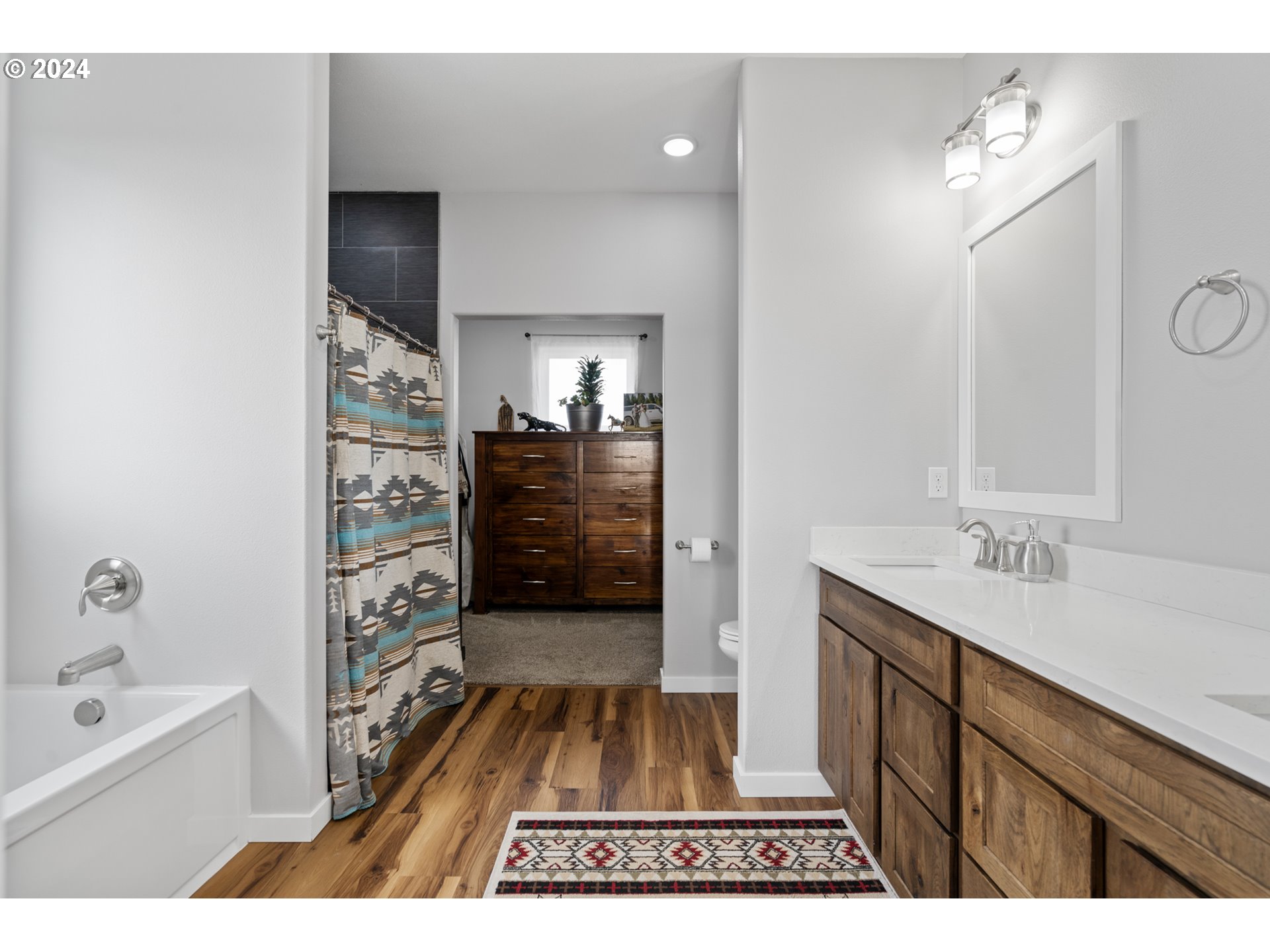 514 Southwest Tahoe Avenue Pendleton, OR 97801 - Photo 22 of 37 a bathroom with a sink a mirror and a bathtub