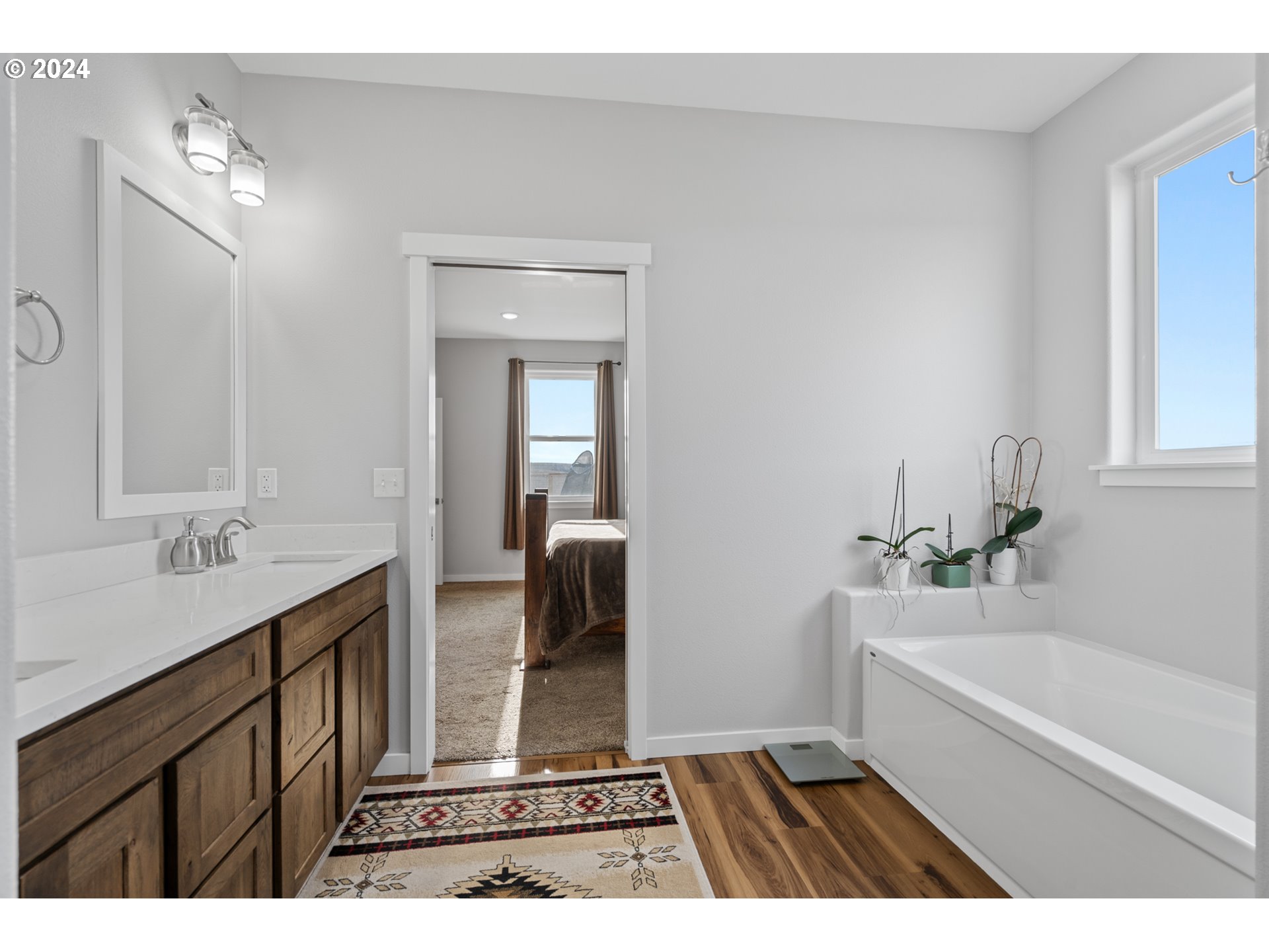 514 Southwest Tahoe Avenue Pendleton, OR 97801 - Photo 24 of 37 a bathroom with a tub a sink and mirrors