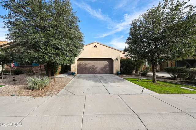 a view of a pathway of a house with wooden fence