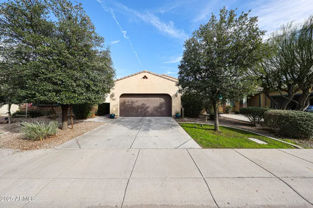 a view of empty room with window