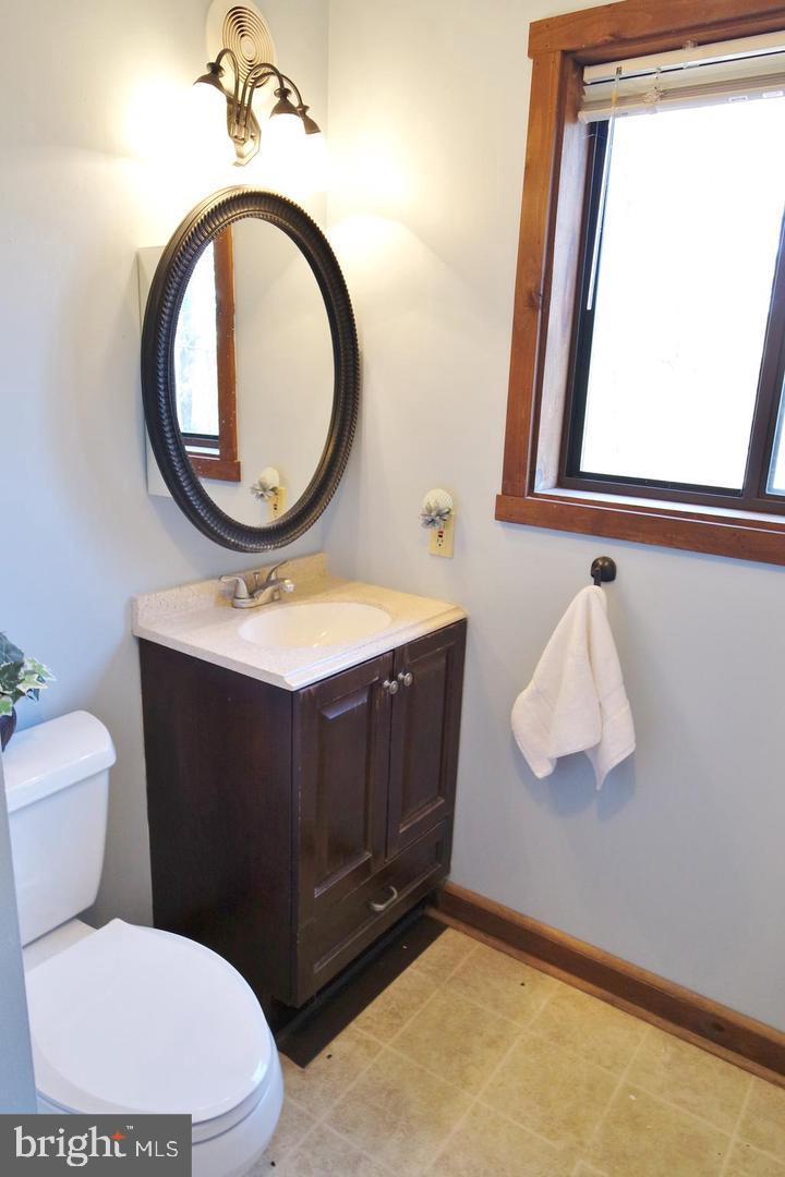 285 Player Road Basye, VA 22810 - Photo 23 of 25 Upper level bath