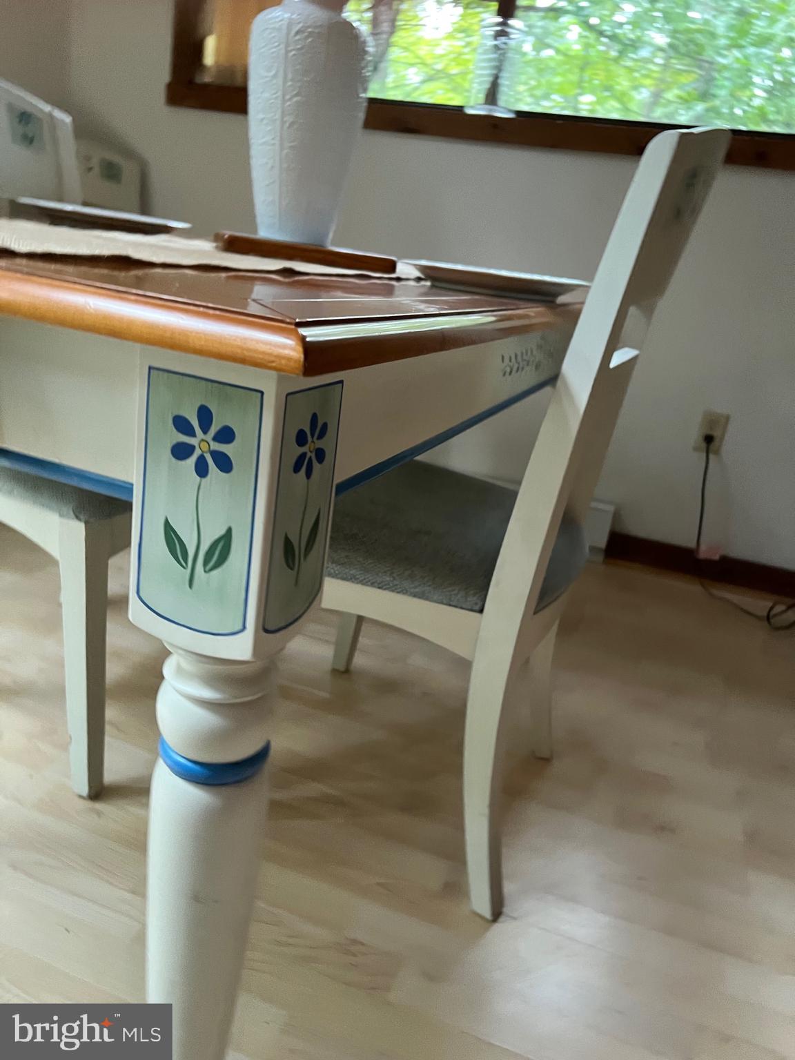 285 Player Road Basye, VA 22810 - Photo 8 of 25 Kitchen table conveys